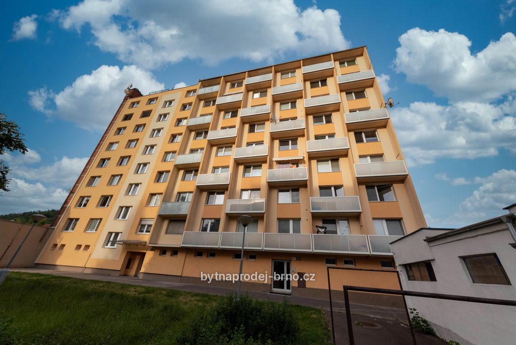 Zateplený dům s oranžovou fasádou v podhledu