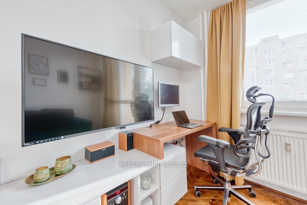 Otočné rameno s monitorem nad vestavným pracovním stolem