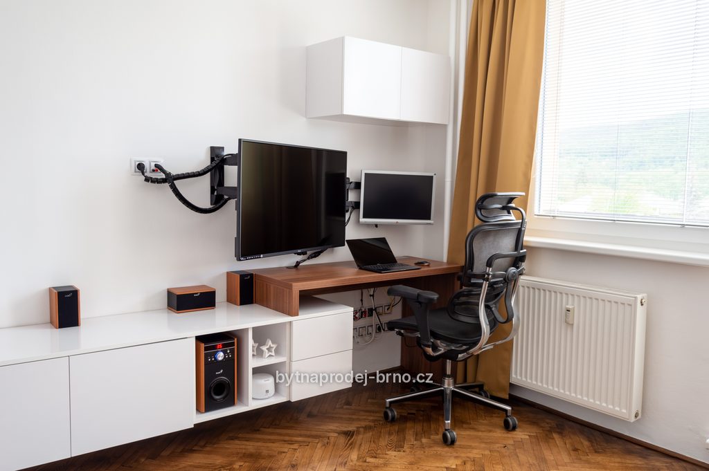 Vestavný stůl v obývací stěně otočený k oknu